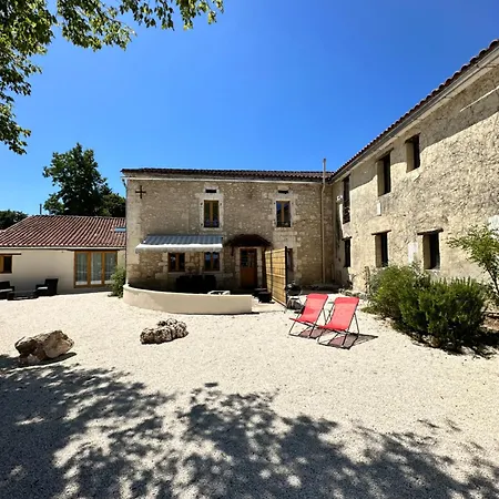 Domaine De La Roche Chabrelle Hébergement de vacances *